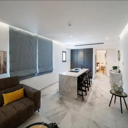 Luxurious 2bed شقة *